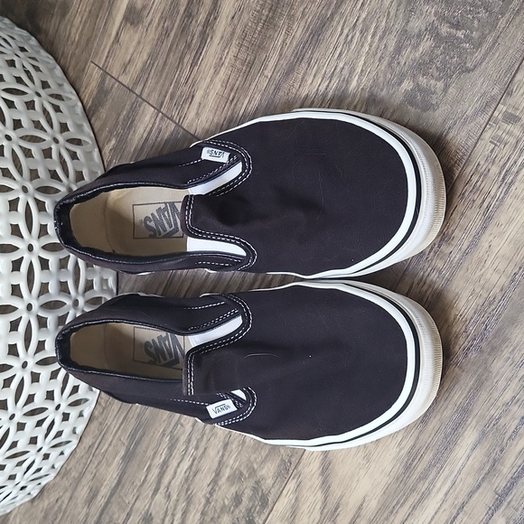 VANS - Picture 2 of 4